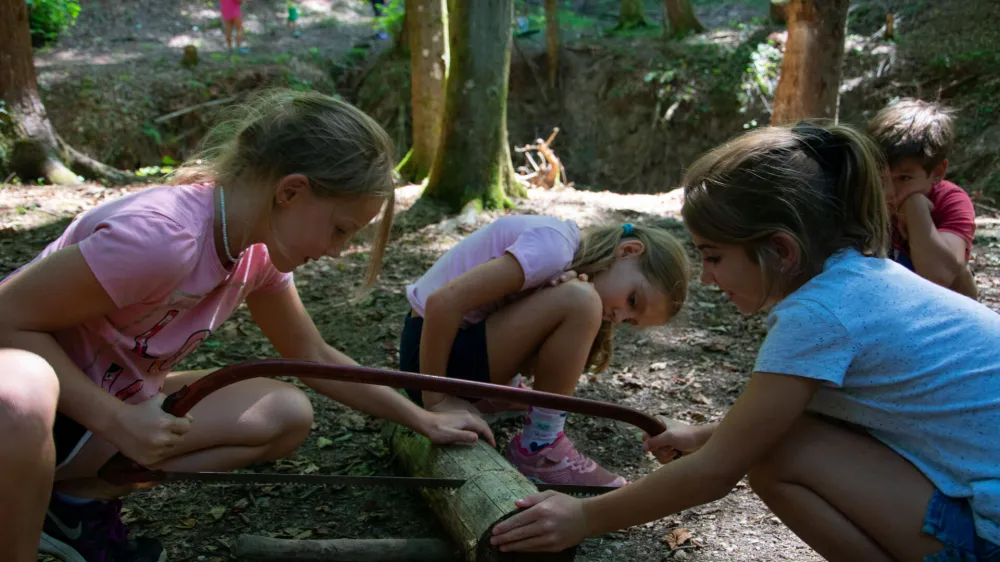 Na taboru so otroci, ki niso taborniki, spoznavali taborniško znanje in medsebojno sodelovanje ter uživali v naravi.&nbsp;