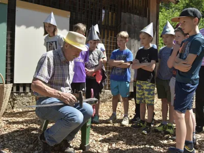 Najmlajši spoznavajo različna opravila.&nbsp;