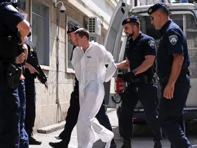 Osumljenca umora na zaslišanje spremljajo do zob oboroženi pripadniki posebnih enot hrvaške policije. Preiskovalni sodnik je zadnj odredil enomesečni pripor. 