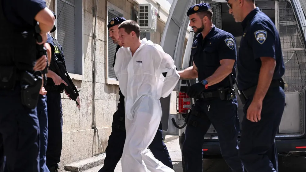 Osumljenca umora na zaslišanje spremljajo do zob oboroženi pripadniki posebnih enot hrvaške policije. Preiskovalni sodnik je zadnj odredil enomesečni pripor. 