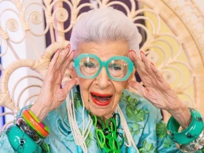 Iris Apfel je notranja oblikovalka, zbiralka, predvsem pa modna ikona, ki ne slovi zgolj po svojih prevelikih očalih in drznem kombiniranju živih barv, temveč tudi po brutalni iskrenosti.