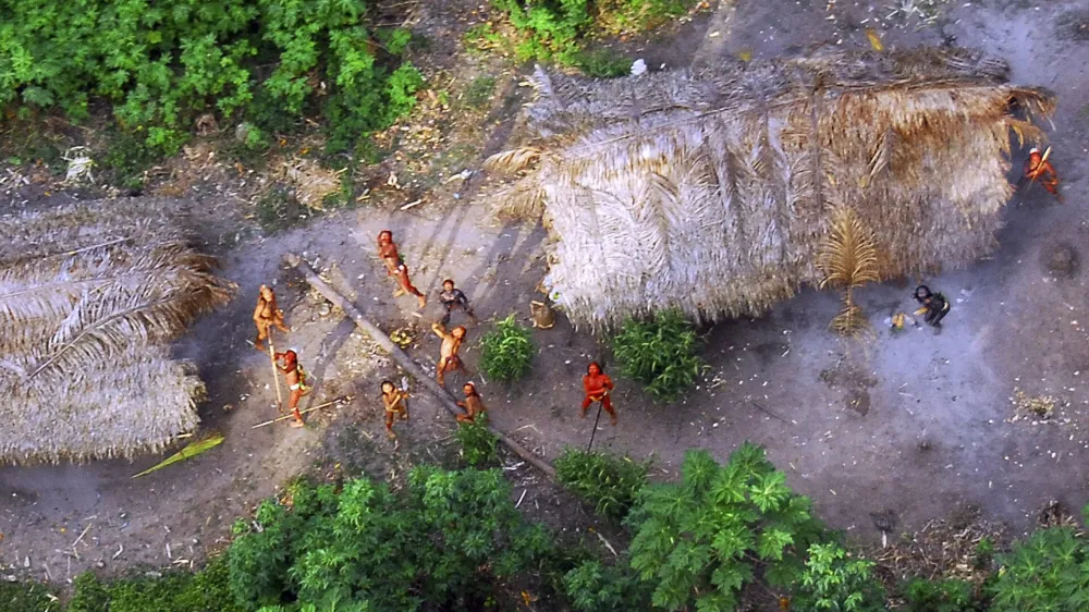 Organizacije, ki s svojim delom ščitijo domorodske skupnosti, ocenjujejo, da je preostalih skupnosti od 235 do 300, natančnega števila pa zaradi omejenih stikov ljudstev z naseljensko družbo nimajo.