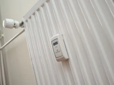 - centralno ogrevanje - delilnik strokov toplote - daljinsko odcitavanje vrednosti porabe -merilec - radiator //FOTO: Toma Zajelnik