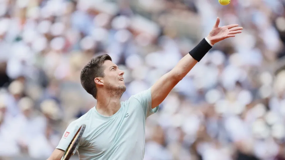 27.05.2022, Roland Garros, Paris, FRA, ATP Tour, French Open 2022, im Bild Bedene Aljaz (SLO), DJOKOVIC, BEDENE // during the French Open of the ATP Tour at the Roland Garros in Paris, France on 2022/05/27. EXPA Pictures &Scaron; 2022, PhotoCredit: EXPA/ Pressesports/ Sebastien Boue<br> <br> *****ATTENTION - for AUT, SLO, CRO, SRB, BIH, MAZ, POL only***** Photo: EXPA/ Pressesports/ Sebastien Boue/EXPA
