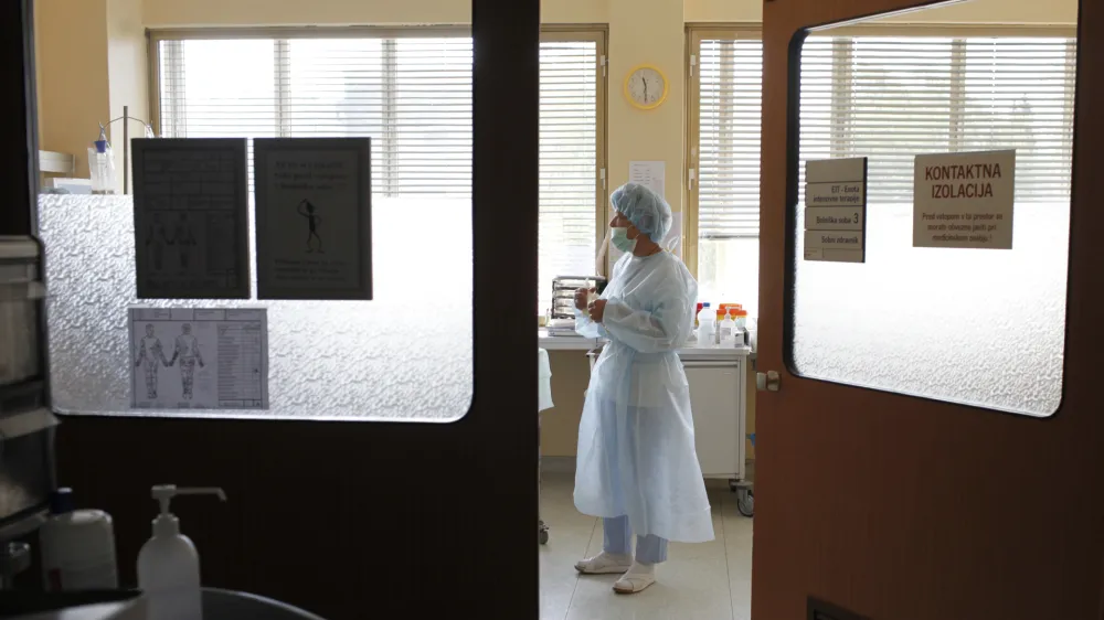 - ilustrativna fotografija - medicinske sestre - zdravstvo - zdravstvena nega - - Klinični oddelek za plastično, rekonstrukcijsko, estetsko kirurgijo in opekline - UKC Ljubljana //FOTO: Luka Cjuha