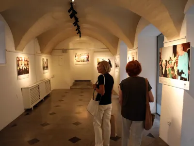 - 31.08.2022 &ndash; Stekleni atrij Mestne hi&scaron;e &ndash; fotografska razstava Kraljica v Sloveniji, fotografije z uradnega obiska britanske kraljice Elizabete II. v Sloveniji leta 2008 &ndash; fotografiej Agencija Bobo//FOTO: Tomaž Skale