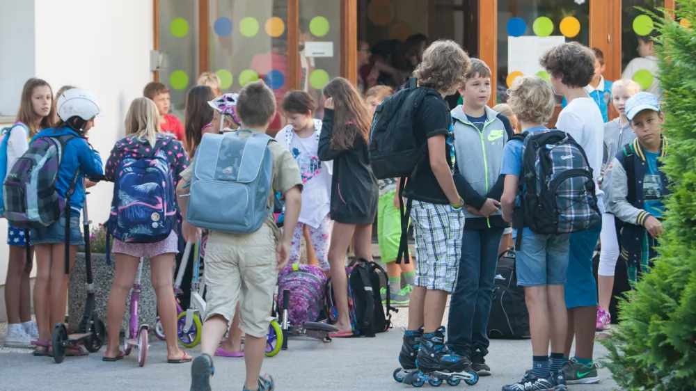 Osnovna šola Vižmarje Brod   - 01.09.2015 - prvi šolski dan v novem šolskem letu 2015/16 - okoli 174.000 učencev, od tega prvič šolski prag prestopilo, 21.807 prvošolcev - šolstvo - prvošolci - torba  //FOTO: Maja Marko