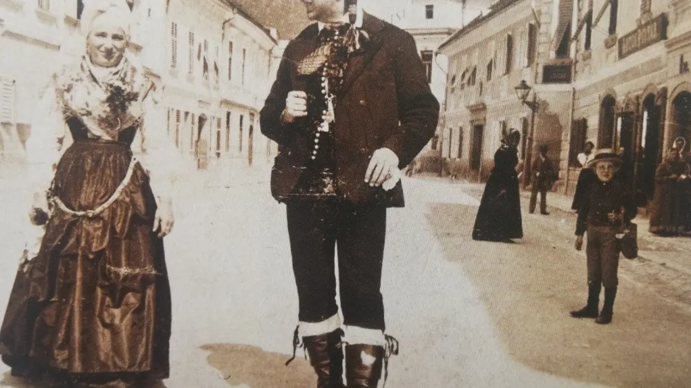 Jožko Stele in Marija Detiček, oblečena v narodno nošo leta 1898 na Glavnem trgu v Kamniku. F arhiv Medobčinskega muzeja Kamnik