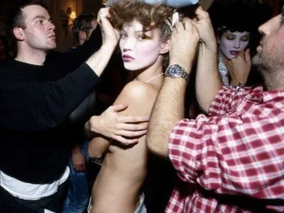 Britanska manekenka Kate Moss (48) je razkrila, da jo je 19-letna hčerka Lila grajala zaradi drznega outfita, ki ga je nosila leta 1993. Šlo je za mini krilo Vivienne Westwood, v katerem se je na modni reviji med lizanjem sladoleda sprehajala zgoraj brez. Slavna manekenka je o drznem videzu razmišljala v novem videu za britanski Vogue in razkrila, da se je Lili zdelo njeno krilo takrat prekratko. »To je bila modna revija Vivienne Westwood in bil je sladoled Magnum. Rekli so mi le 'Pojej ga, ko greš zgoraj brez', jaz pa sem odgovorila 'Bom poskusila'«, se je spominjala ena najbolj znanih manekenk. Manekenka je tudi priznala, da te dni hčerko prosi za modne nasvete, razmišljala pa je tudi o njunem nastopu na majski prireditvi Met Gala. <br>