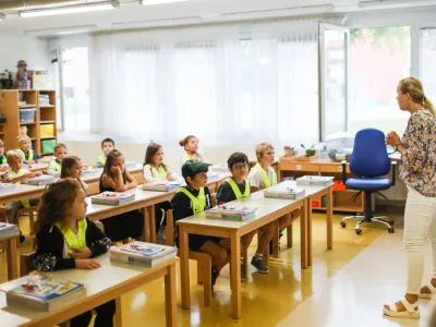 - prvošolčki- Osnovna šola OŠ Vič, Abramova ulica 26 v Ljubljani- rumene rutke - 01.09.2022 - Prvi šolski dan v novem šolskem letu 2022/23 – novo šolsko leto za 194.562 osnovnošolcev med njimi 20.797 prvošolcev in okrog 79.000 dijakov – prvošolci - osnovnošolci - šolstvo //FOTO: Bojan Velikonja