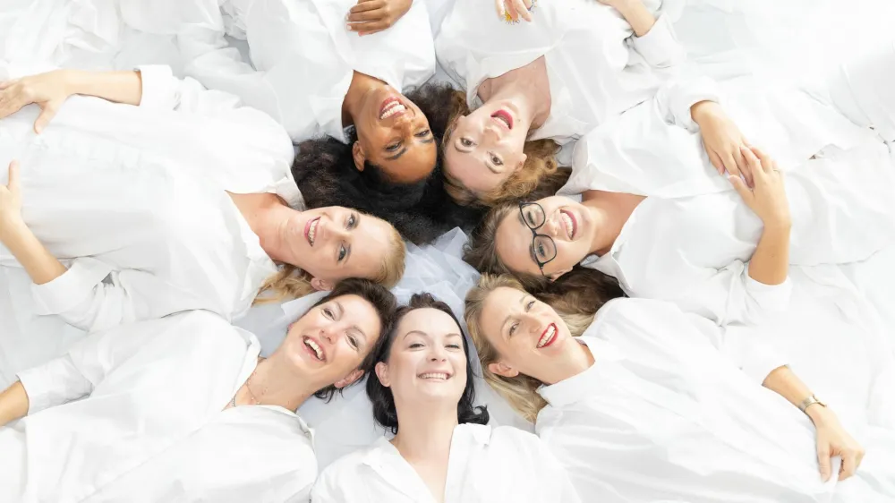 V operi Svatba bodo nastopile tri sopranistke Štefica Grasselli kot Milica, Theresa Plut kot Danica in Katja Konvalinka kot Lena, ter tri mezzosopranistke Irena Yebuah Tiran kot Zora, Barbara Jernejčič Fürst kot Nada in Anja Zemljarič kot Ljubica.
 