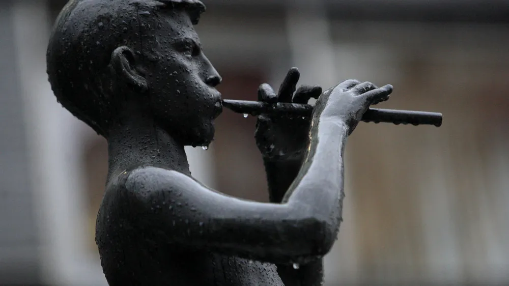 ljubljana 08.12.10 decek s piscalko, kip, kipar zdenko kalin, rtv, radio televizija slovenija, foto: nik rovan