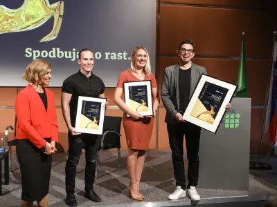  direktor podjetja Kamino Andrej Slapnik, Matic Vihtelič, direktor dizajna v Emraxu, in Ur&scaron;ka Su&scaron;nik Omov&scaron;ek, direktorica podjetja Emrax <br><br>- 08.09.2022 - 22. Slovenska GAZELA 2022 &ndash; regijski izbor najbolj&scaron;ih najhitreje rastočih podjetij &ndash; razglasitev Gazele osrednje Slovenije 2022 v Domu gospodarstva v Ljubljani - <br> <br>//FOTO: Luka Cjuha<br>