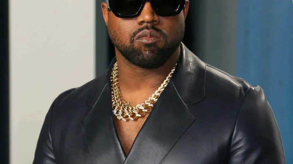 Kreativnemu direktorju Alasdhairju Willisu: S tvojim tastom sem snemal pesmi (poročen je s Stello McCartney in je tako svak Paula McCartneyja, op. a.). Kako lahko opazuješ Adidas, ki takšne stvari počne kolegu kreativcu in mi ne rečeš ničesar, me niti ne pokličeš? Zakaj moram to početi javno?'' je jezno zapisal Kanye in izpostavil težavo. 