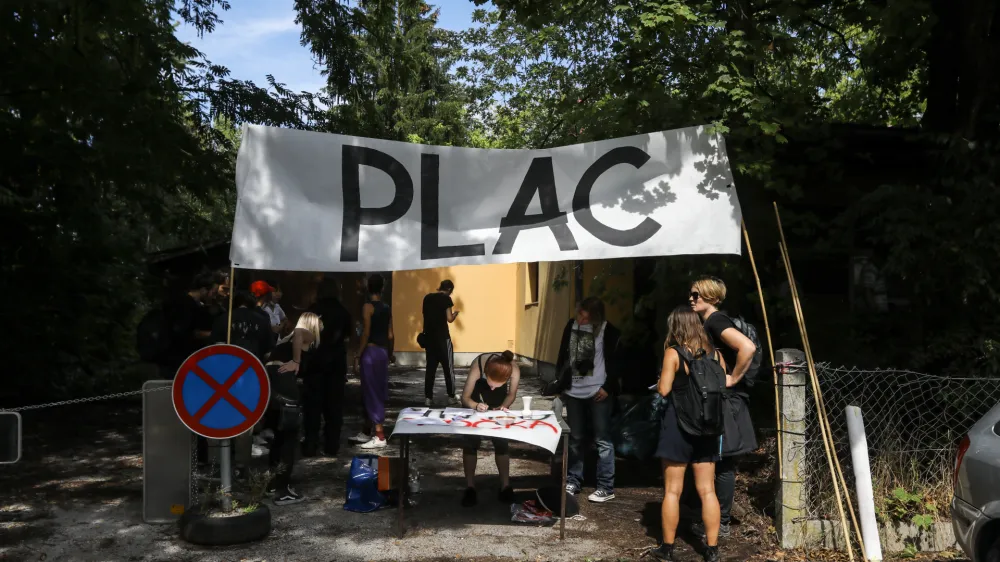 - 03.09.2022 – PLAC - Participativna Ljubljanska Avtonomna Cona - squat - zasedba zapuščenega prostora - Stolpniška 10 //FOTO: Luka Cjuha