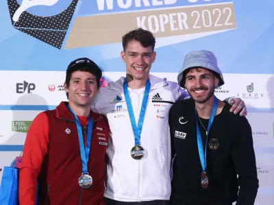 Luka Potočar (v sredini) se je pred večtisočglavo množico v Kopru veselil svojega največjega uspeha.