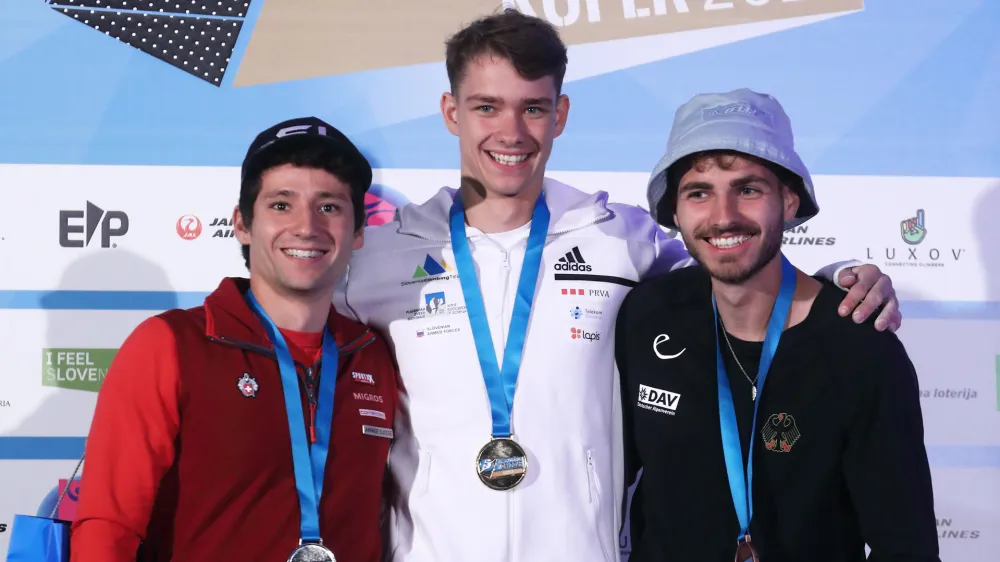 Luka Potočar (v sredini) se je pred večtisočglavo množico v Kopru veselil svojega največjega uspeha.