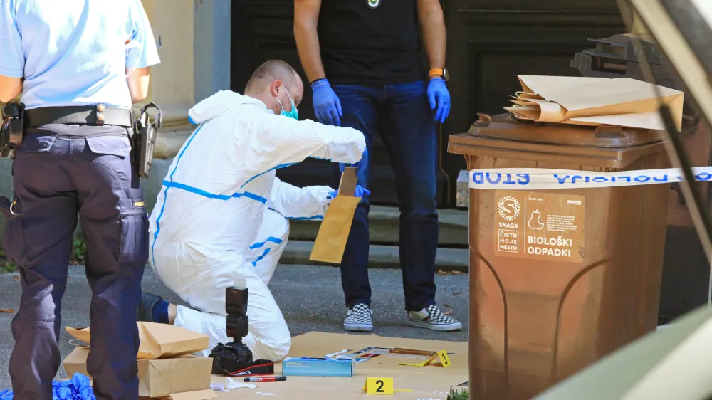 Forenziki so danes preiskovali kraj brutalnega zločina.
&nbsp;