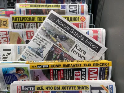 FILED - 06 May 2022, Latvia, Riga: Latvian and Russian editions of "Novaya Gazeta. Europe" are seen at a newsstand in Riga. A district court in Moscow on Monday revoked the license of newspaper Novaya Gazeta, a publication often critical of the government, according to news agency Interfax. Photo: Alexander Welscher/dpa
