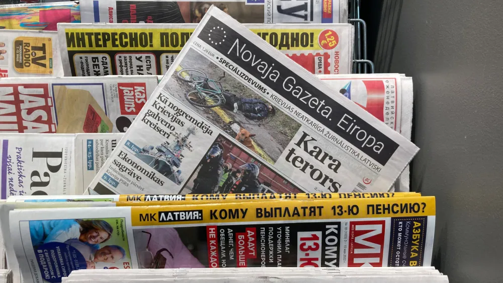FILED - 06 May 2022, Latvia, Riga: Latvian and Russian editions of "Novaya Gazeta. Europe" are seen at a newsstand in Riga. A district court in Moscow on Monday revoked the license of newspaper Novaya Gazeta, a publication often critical of the government, according to news agency Interfax. Photo: Alexander Welscher/dpa