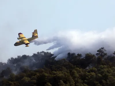 19.08.2021., Hvar - U pomoc vatrogascima stigli su i kanaderi koji gase pozar koji je nocas buknuo na Hvaru kod Starog Grada na rtu Kabal. Vatrogasci kazu da vatrena stihija ne ugrozava stambene objekte, a ocekuje se da ce biti lokaliziran tijekom dana. Photo: Ivo Cagalj/PIXSELL