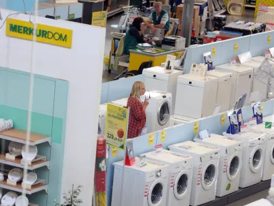 bela tehnika - pralni stroji- Trgovski center Merkur Rudnik, Jurčkova cesta 222///FOTO: Luka Cjuha