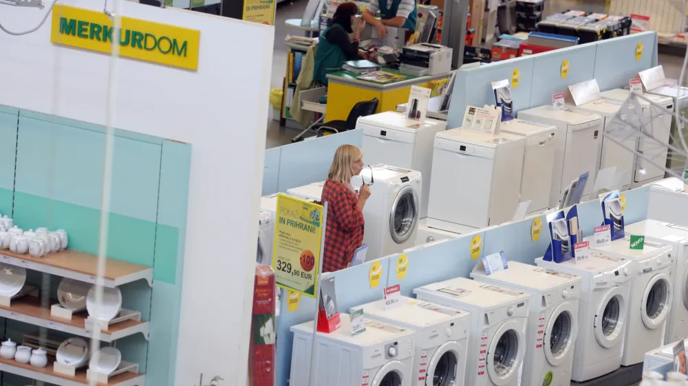bela tehnika - pralni stroji- Trgovski center Merkur Rudnik, Jurčkova cesta 222///FOTO: Luka Cjuha