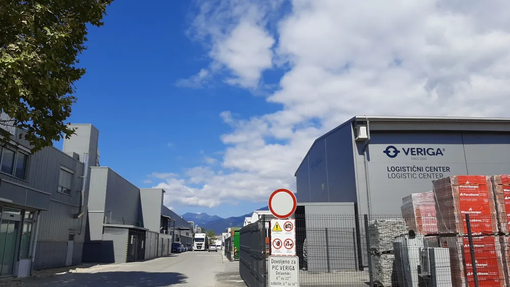 V Verigi, kjer se te dni svetu predstavljajo z razvojem uporabnikom prijaznih snežnih verig za enostavno montažo, obtožbe krajanov zavračajo, in&scaron;pekcijske službe pa za zdaj kr&scaron;itev niso zaznale.