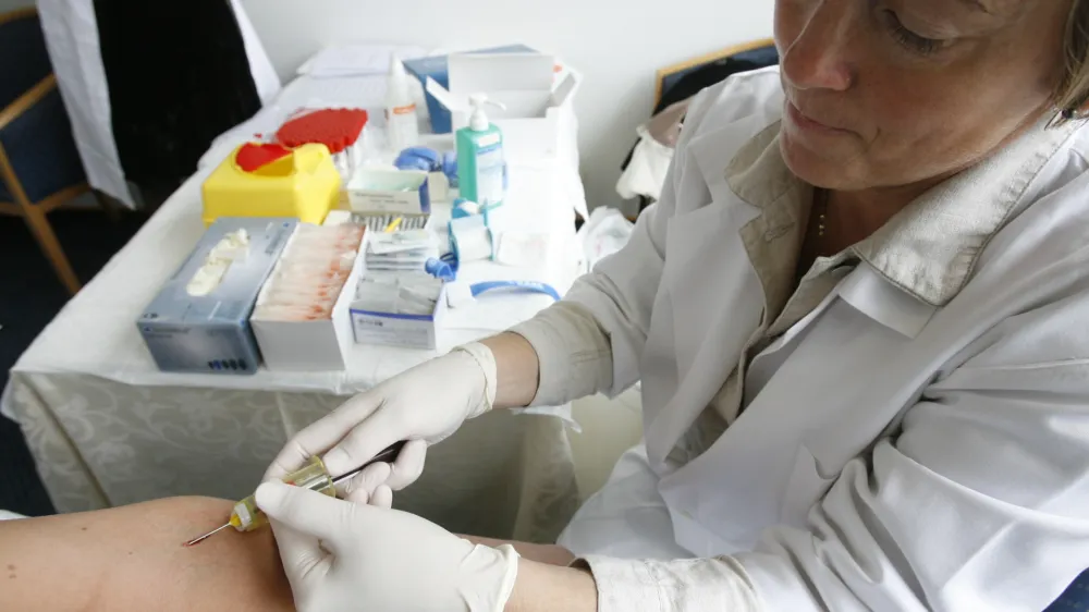 1.oktober - svetovni dan hepatitisa C- spregovorili o problematiki hepatitisa C;- odvzem krvi in testiranje vzorca na hepatitis C - //FOTO: Matej PoveOPOMBA: ZA OBJAVO V ČASOPISU DNEVNIK