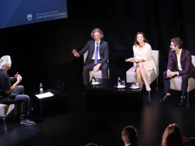 Predsedniki koalicijskih strank, Robert Golob, Tanja Fajon in Luka Mesec, so v pogovoru z Marcelom Štefančičem za svoj edini neuspeh šteli to, da jim ni uspelo z zakonom urediti razmer na RTV Slovenija. Foto: Tomaž Skale 