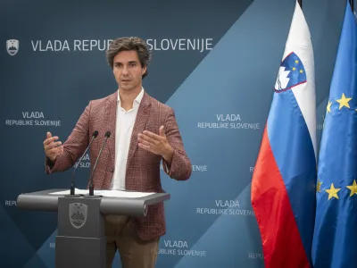 Ljubljana, malo novinarsko sredisce vlade.<br>NK po redni seji vlade na kateri so sprejete odlocitve predstavila ministra Matjaz Han in Luka Mesec ter drzavni sekretar na ministrstvu za obrambo Rudi Medved.<br>Minister za delo, druzino, socialne zadeve in enake moznosti Luka Mesec.