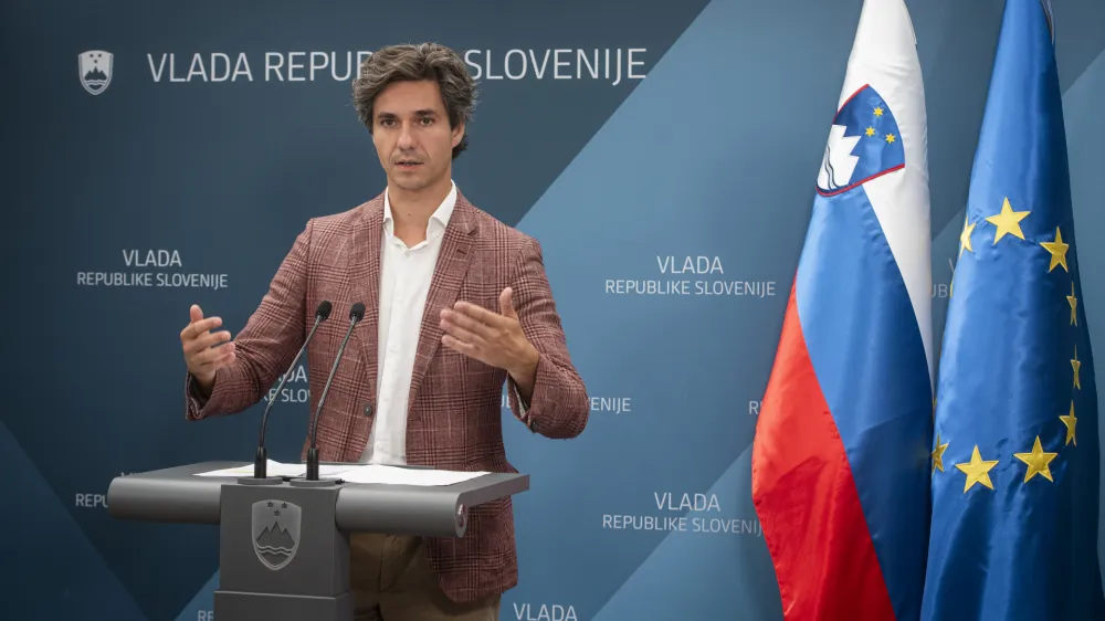 Ljubljana, malo novinarsko sredisce vlade.<br>NK po redni seji vlade na kateri so sprejete odlocitve predstavila ministra Matjaz Han in Luka Mesec ter drzavni sekretar na ministrstvu za obrambo Rudi Medved.<br>Minister za delo, druzino, socialne zadeve in enake moznosti Luka Mesec.