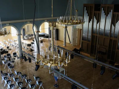 V prenovljeni Kazini ima akademija več dvoran, najlep&scaron;a in največja med njimi je poimenovana po prvem dekanu akademije baritonistu Juliju Betettu.