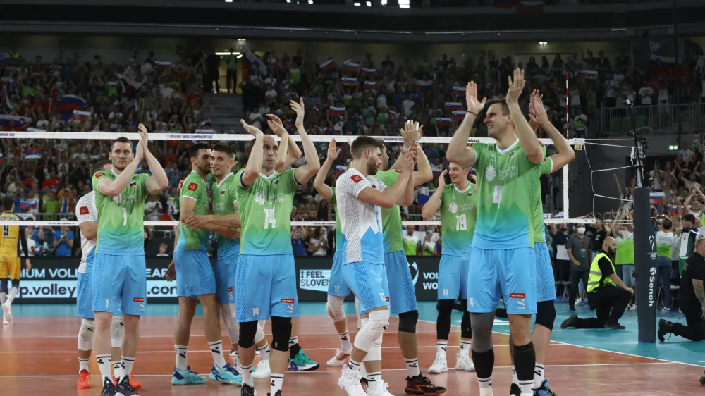  Veselje slovenskih odbojkarjev ob zmagi proti Ukrajini<br><br> - 07.09.2022 – odbojka – Slovenija: Ukrajina, svetovno prvenstvo v odbojki za moške v Ljubljani, četrtfinale: Slovenska moška odbojkarska reprezentanca se je uvrstila v polfinale svetovnega prvenstva. V četrtfinalu je v Ljubljani premagala Ukrajino s 3:1 <br><br><br>//FOTO: Luka Cjuha<br>