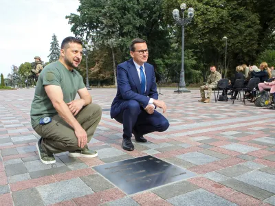09 September 2022, Ukraine, Kiev: Ukrainian President Volodymyr Zelensky (L) and Polish Prime Minister Mateusz Morawiecki take part in the unveiling of a new plaque which honours incumbent Polish Prime Minister Mateusz Morawiecki, former Deputy Prime Minister of Poland Jaroslaw Kaczynski, Prime Minister of the Czech Republic Petr Fiala and ex-Prime Minister of Slovenia Janez Jansa on the Alley of Courage Photo: -/Ukrinform/dpa