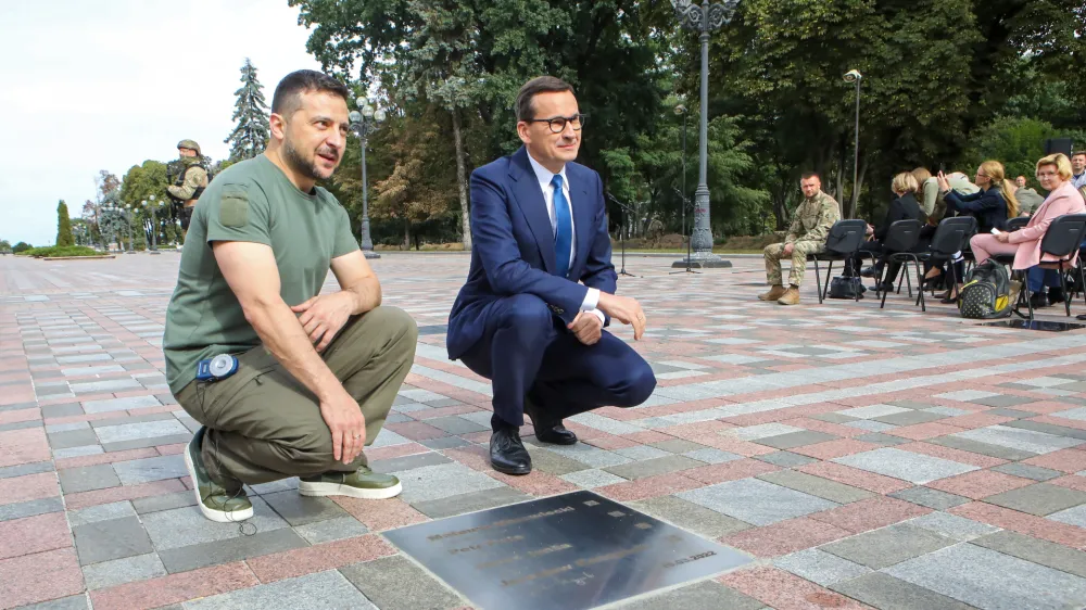 09 September 2022, Ukraine, Kiev: Ukrainian President Volodymyr Zelensky (L) and Polish Prime Minister Mateusz Morawiecki take part in the unveiling of a new plaque which honours incumbent Polish Prime Minister Mateusz Morawiecki, former Deputy Prime Minister of Poland Jaroslaw Kaczynski, Prime Minister of the Czech Republic Petr Fiala and ex-Prime Minister of Slovenia Janez Jansa on the Alley of Courage Photo: -/Ukrinform/dpa