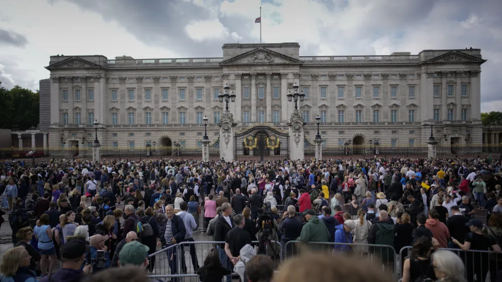 Pred Buckinghamsko palačo so se vile množice žalujočih, ki so se prišli poklonit pokojni kraljici.