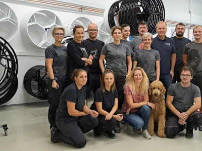 V podjetju, ki naredi od 3500 do 4000 volanov na leto, je zaposlenih 19 sodelavcev. F Carbonautica<br>