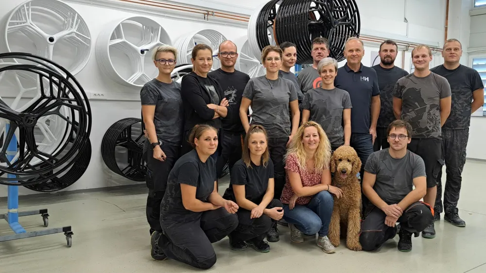 V podjetju, ki naredi od 3500 do 4000 volanov na leto, je zaposlenih 19 sodelavcev. F Carbonautica<br>