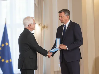 Bogomir Strašek je iz rok predsednika republike Boruta Pahorja prejel red za zasluge za prispevek k razvoju slovenskega gospodarstva. F Bor Slana/STA<br><br>