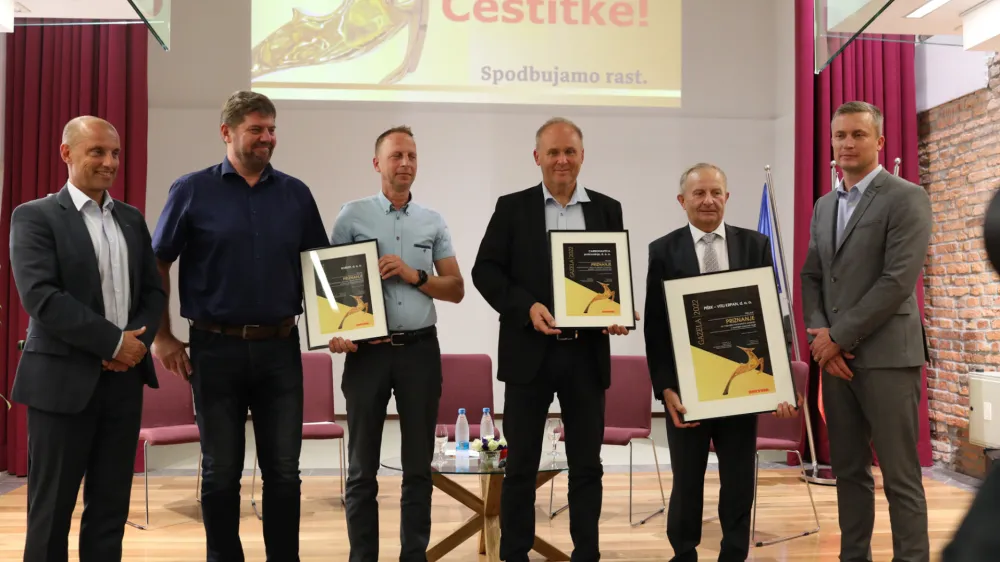 predsednik organizacijskega odbora Gazela Miha Vrbinc, ustanovitelj in solastnik podjetja Robust Marjan Volpe, direktor podjetja Robust Marko Krajnc, direktor podjetja Carbonautica, proizvodnja Igor Rozman in direktor podjetja Pišek-Vitli Krpan Franc Pišek<br><br>- 15.09.2022 - 22. Slovenska GAZELA 2022 – regijski izbor najboljših najhitreje rastočih podjetij – razglasitev Savinjsko-zasavske gazele 2022 v Velenju -<br><br><br>//FOTO: Bojan Velikonja<br><br> <br><br>