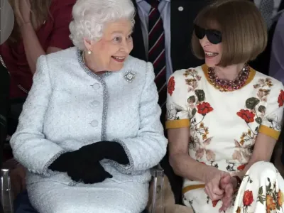 Kraljica je modno revijo nagrajenega oblikovalca Richarda Quinna spremljala v družbi Anne Wintour. F AP 