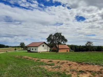 V soboto pozno popoldne je na Goričkem za posledicami hudih poškodb zaradi nasilništva umrla mama dveh otrok.
