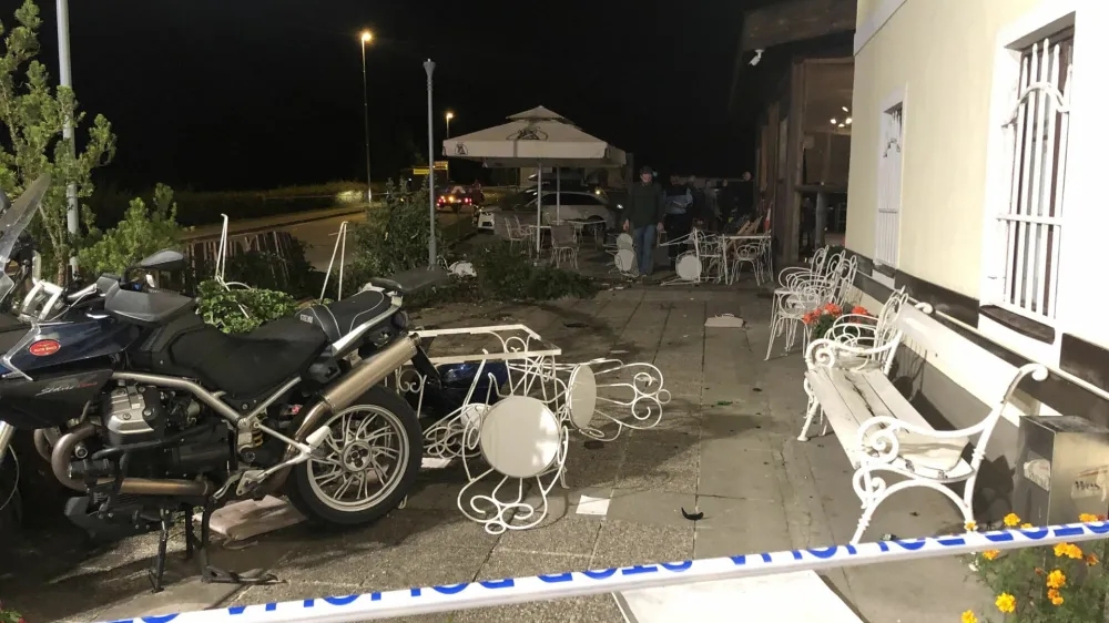 Sinoči je voznik zapeljal na teraso kamni&scaron;ke lokala Pod Skalo, po&scaron;kodoval več ljudi, in kraj nesreče zapustil. 