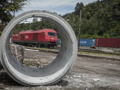 Dizelska lokomotiva11.07.2014 elenika postaja Borovnica - Sloveske eleznice S zaradi ledoloma vozijo vlaki med Koprom in Borovnico z dizelskimi lokomotivami   //FOTO: Luka Cjuha.