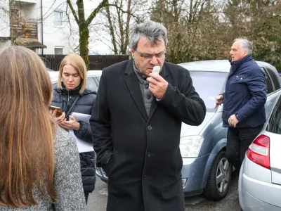 sodnik Zvjezdan Radonjićobtoeni dr. Milko Novič- -meritev časa od naslova aucerjeva 20 do restavracije Via Bona v Ljubljani -  - 19.03.2019 - Rekonstrukcija dogodka na terenu v sojenju Milku Noviču za umor direktorja Kemijskega intituta Janka Jamnika leta 2014 - začetek rekonstrukcije na aucerjevi 12 v Ljubljani, od koder so merili čas, ki naj bi ga Novič z avtomobilom in kolesom potreboval do restavracije Via Bona na Tbilisijska ulici 59 //FOTO: Bojan Velikonja