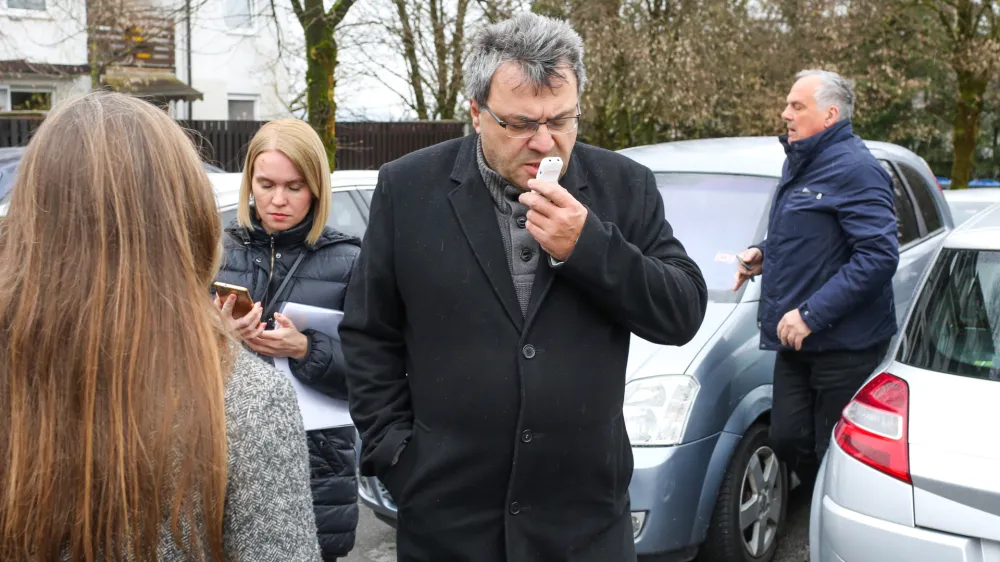 sodnik Zvjezdan Radonjićobtoeni dr. Milko Novič- -meritev časa od naslova aucerjeva 20 do restavracije Via Bona v Ljubljani -  - 19.03.2019 - Rekonstrukcija dogodka na terenu v sojenju Milku Noviču za umor direktorja Kemijskega intituta Janka Jamnika leta 2014 - začetek rekonstrukcije na aucerjevi 12 v Ljubljani, od koder so merili čas, ki naj bi ga Novič z avtomobilom in kolesom potreboval do restavracije Via Bona na Tbilisijska ulici 59 //FOTO: Bojan Velikonja