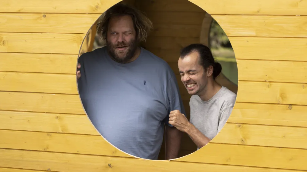 Islandski filmski zvezdnik Ólafur Darri Ólafsson (na fotografiji levo) je bil po končanem snemanju vesel, da je sprejel vlogo ter spoznal Slovenijo.