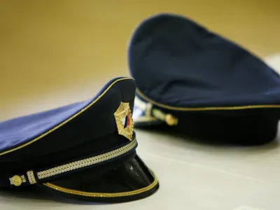 ?- simbolična fotografija - Policija - policijska kapa - uniforma -//FOTO: Toma Skale