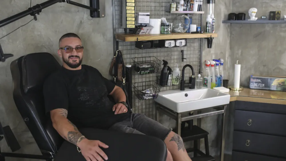 S podporo razpisa Kamnik, moje podjetniško mesto je Maticu Capudru uspelo na Gornjem trgu odpreti tatu salon. 